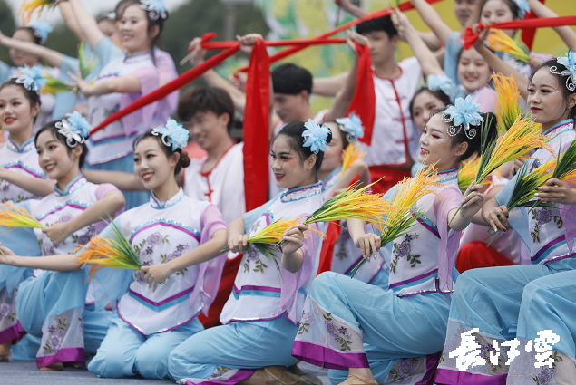 9月21日,咸寧市咸安區(qū)高橋蘿卜小鎮(zhèn)百畝草地上舉行了“慶豐收·迎小康”第三屆中國(guó)農(nóng)民豐收節(jié)湖北分會(huì)場(chǎng)咸寧主會(huì)場(chǎng)慶?;顒?dòng),全市各界農(nóng)民代表相聚白水畈的美麗田野,分享豐收的喜悅,慶祝屬于自己的節(jié)日。 開幕式上舉行了精彩的文藝演出,演出在舞蹈《慶豐收》中拉開序幕,歌舞《錦繡小康》呈現(xiàn)出咸寧各地欣欣向榮、脫貧致富奔小康的幸福場(chǎng)景。網(wǎng)紅歌曲《你莫走》、舞蹈《慶豐收》、歌舞《一起幸?!?,一個(gè)個(gè)精彩的節(jié)目輪番上演,博得現(xiàn)場(chǎng)觀眾陣陣掌聲。 開幕活動(dòng)現(xiàn)場(chǎng)還舉行了頒獎(jiǎng)儀式,第二屆“美麗中國(guó)、鄉(xiāng)村振興”全國(guó)農(nóng)民詩歌邀請(qǐng)賽獲獎(jiǎng)組織和個(gè)人,全市農(nóng)村人居環(huán)境整治示范村,省級(jí)農(nóng)業(yè)產(chǎn)業(yè)化工作先進(jìn)集體和先進(jìn)個(gè)人上臺(tái)領(lǐng)獎(jiǎng)。現(xiàn)場(chǎng)還舉行了鄂南民俗展演、農(nóng)民趣味運(yùn)動(dòng)會(huì)、扶貧農(nóng)產(chǎn)品以及咸寧特色農(nóng)產(chǎn)品展銷等豐富多彩的活動(dòng)?;鸨娜藲?,讓在場(chǎng)的展銷商賺得是盆滿缽滿。 咸寧市咸安區(qū)鑫達(dá)種養(yǎng)專業(yè)合作社理事長(zhǎng)萬永輝:今年家里的香菇都豐收了,一上午我就賣出了一萬多元,我們合作社采取的是“合作社+農(nóng)戶”的模式,也帶領(lǐng)了20多戶貧困戶脫貧了。 咸寧市致遠(yuǎn)種植專業(yè)合作社理事長(zhǎng) 吳海兵:我們今年是真真正正地豐收了,我們生姜的價(jià)格足足翻了三倍,跟著我們一起的貧困戶也平均增收了3000元左右。 而這一系列的活動(dòng),都是在蘿卜小鎮(zhèn)的草地上進(jìn)行的,草地作舞臺(tái)、草地搞展示、草地上比賽等等,這數(shù)百畝草地,此時(shí)此刻成為了咸寧農(nóng)民們慶祝豐收的歡樂場(chǎng)。 咸寧市咸安區(qū)高橋鎮(zhèn)黨委書記王順榮:今年的湖北分會(huì)場(chǎng)在我們高橋蘿卜小鎮(zhèn)舉辦,我感到很榮幸,我們從一顆蘿卜做起,以白水畈蘿卜為核心品牌,打造白水畈"我家菜園"蔬菜基地及旅游觀光體驗(yàn)中心,發(fā)展綠色農(nóng)業(yè)、生態(tài)旅游,增加產(chǎn)業(yè)開發(fā)的綜合效益,創(chuàng)建蘿卜特色小鎮(zhèn),走出了一條農(nóng)業(yè)、旅游相結(jié)合的新路,推動(dòng)高橋鎮(zhèn)一二三產(chǎn)業(yè)融合發(fā)展。 鄉(xiāng)親們說,這在以前是想都不敢想的,高橋鎮(zhèn)蝸居山里,太偏遠(yuǎn)又沒有資源優(yōu)勢(shì),想發(fā)展太難。而現(xiàn)在這一切的悄然改變,得益于2017年10月13日,咸安區(qū)政府與鄂旅投公司正式簽署的《131軍旅小鎮(zhèn)+白水畈田園綜合體旅游開發(fā)投資合作協(xié)議》,鄂旅投公司將投資30億元,在高橋鎮(zhèn)打造131軍旅小鎮(zhèn)和白水畈田園綜合體旅游開發(fā)項(xiàng)目。項(xiàng)目共分為131軍旅小鎮(zhèn)、白水畈美麗鄉(xiāng)村、特色農(nóng)業(yè)示范、旅游綜合體四大板塊,打造旅游綜合服務(wù)區(qū)、澄水洞軍事展示區(qū)、青少年國(guó)防教育基地、鐵血軍事樂園區(qū)、戰(zhàn)狼訓(xùn)練基地、美麗村灣民俗區(qū)、四季瓜果示范區(qū)、農(nóng)耕文化展示區(qū)、特色商業(yè)街區(qū)和康養(yǎng)度假區(qū)十大功能區(qū)。 咸寧市咸安區(qū)高橋鎮(zhèn)黨委書記王順榮:我們引進(jìn)鄂旅投,打造蘿卜小鎮(zhèn),目前建設(shè)有蘿卜小鎮(zhèn)科普館、蘿卜鄉(xiāng)學(xué)院、蘿卜酒店等休閑旅游項(xiàng)目,十一馬上到了,也歡迎廣大游客前來游玩。 今年是決勝全面建成小康社會(huì)、決戰(zhàn)脫貧攻堅(jiān)之年。咸寧市本著"儉樸、祥和、歡樂,農(nóng)民參與,農(nóng)民唱主角"的辦節(jié)思路,而此屆中國(guó)農(nóng)民豐收節(jié)辦節(jié)費(fèi)用也是倍減。 農(nóng)為邦本,本固邦寧。今年,面對(duì)重大疫情和特大洪澇災(zāi)害,咸寧市扎實(shí)做好“六穩(wěn)”工作、落實(shí)“六?!比蝿?wù),克服重重困難,推動(dòng)農(nóng)業(yè)實(shí)現(xiàn)持續(xù)平穩(wěn)發(fā)展,形成了茶葉、油茶、中藥材等12個(gè)特色農(nóng)業(yè)主導(dǎo)產(chǎn)業(yè),“全國(guó)一村一品示范村鎮(zhèn)”發(fā)展到14家,國(guó)家級(jí)、省級(jí)農(nóng)業(yè)產(chǎn)業(yè)化龍頭企業(yè)達(dá)到55家。尤其是糧食產(chǎn)量預(yù)計(jì)達(dá)118萬噸、蔬菜產(chǎn)量預(yù)計(jì)達(dá)260萬噸,生豬預(yù)計(jì)出欄183.52萬頭,農(nóng)業(yè)生產(chǎn)再獲豐收,糧食安全有效保障,讓農(nóng)民的腰包更鼓、家園更美、生活更甜,為加快實(shí)施鄉(xiāng)村振興戰(zhàn)略、推動(dòng)咸寧高質(zhì)量發(fā)展提供堅(jiān)實(shí)保障。